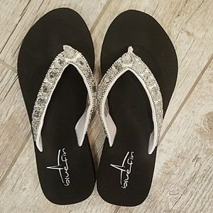 NWT Blue Fin jeweled flip flop sandals